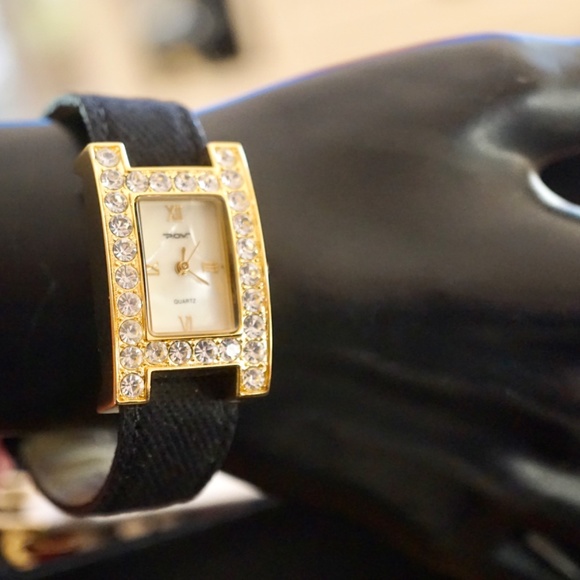 P.O.V. WATCH WITH COLORED REPLACEMENT BANDS - Picture 6 of 9